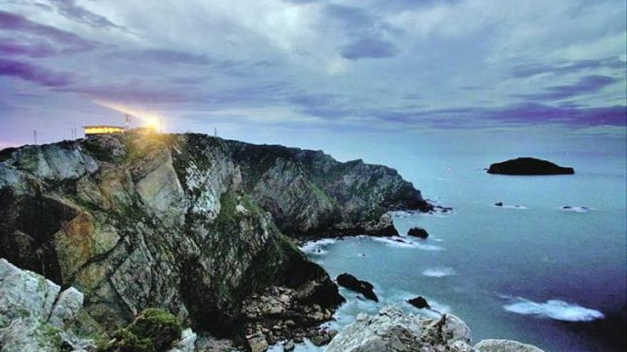 Foto del faro de Cabo Peñas en Asturias